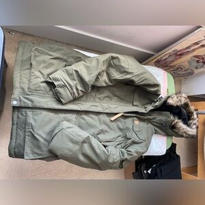 Fjallraven Women’s Nuuk Parka in Excellent Condition, Size XS, Green